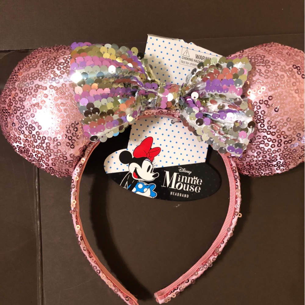 Set of 2 Disney headband ears and one pop socket.